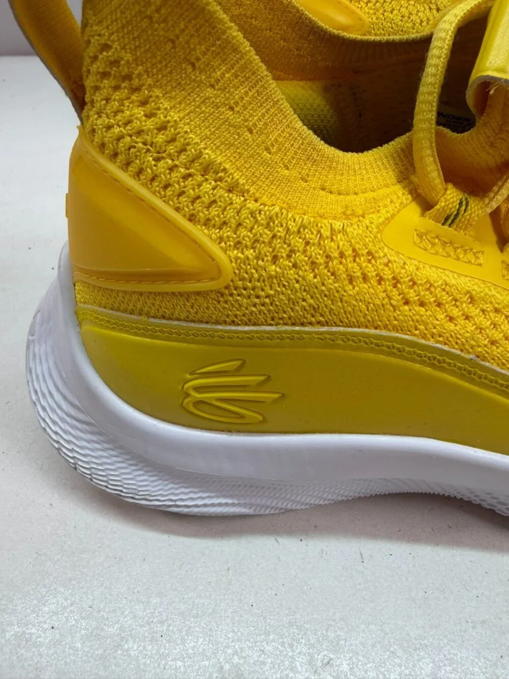Under Armour Curry Flow Yellow Women’s 10 / Men’s 8.5 Running Shoes 3023085‑701